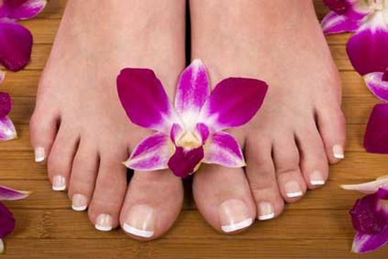 Abbildung zeigt ein Paar Füße mit einer Orchidee darauf
